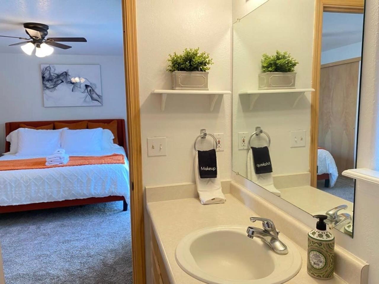 Hot Tub! King Bed-Firepitt-Near Airport& Freeway Villa เมดฟอร์ด ภายนอก รูปภาพ